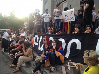 Police block central road in Yerevan for protesters