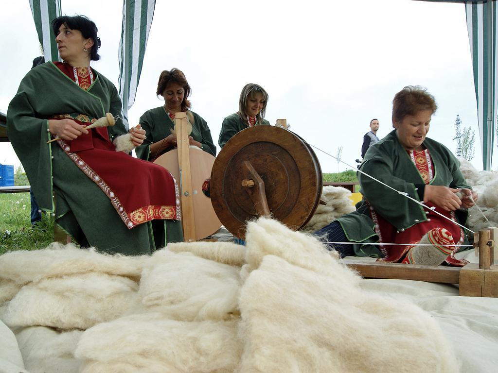 festival_v_tateve_i_ovtsy_tsely_i_kover_sotkan - рис.8