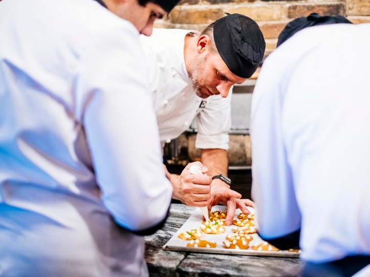 revolyutsiya_vkusa_ili_pervyy_uzhin_v_chetyre_ruki_v_erevane_foto - рис.1