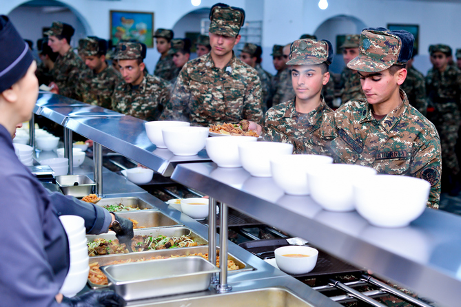 kompaniya_eremyan_prodzhekts_organizovala_pitanie_voennusluzhashchikh_v_artsakhe_foto_video - рис.6 kompaniya_eremyan_prodzhekts_organizovala_pitanie_voennusluzhashchikh_v_artsakhe_foto_video - рис.6