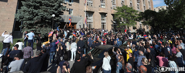 Участники шествия оппозици блокировали правительственное здание в центре Еревана