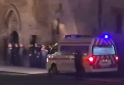 Священнику стало плохо в Эчмиадзине (ВИДЕО)