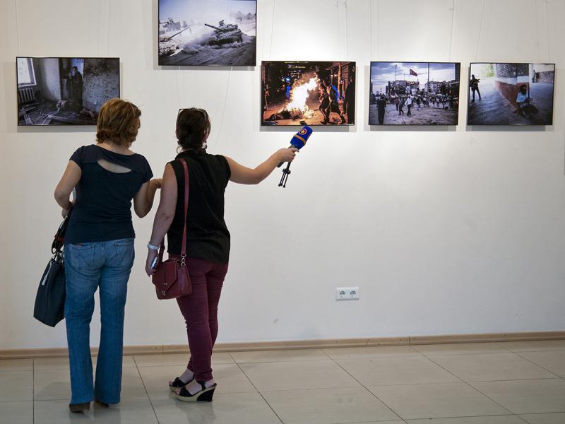 Exhibition opens in Yerevan in support of missing photoreporter Andrey Stenin-4