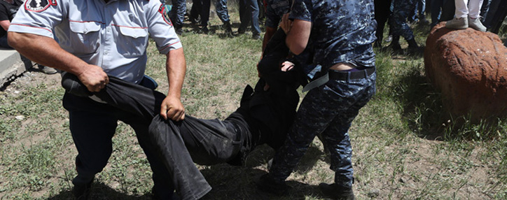 111 участников акции протеста подвергнуты приводу полицией в Ереване - полиция