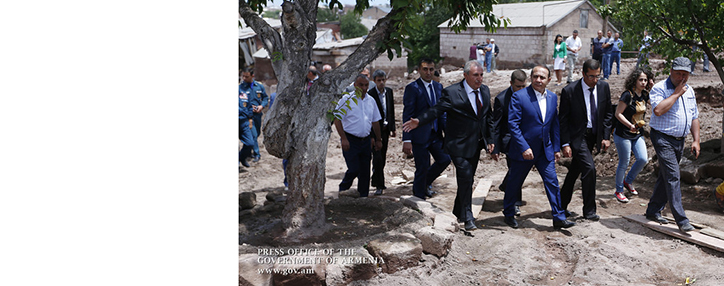 Премьер посетил пострадавшие от ливней и града общины Артик и Оганаван