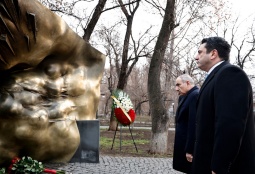 ՀՀ բարձրագույն ղեկավարության ներկայացուցիչները հարգանքի տուրք են մատուցել մարտի 1-ի զոհերի հիշատակին (ՎԻԴԵՈ)
