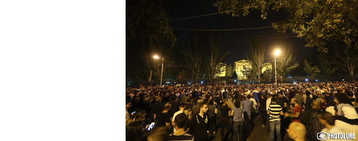 Митингующие вместе с Пашиняном прошли на территорию парламента Армении