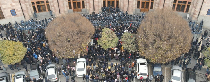 Armenian law-enforcers detain five people for attempting to seize government building 
