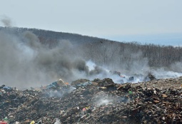 Задымление наблюдается в районе мусорных свалок в Ехегнадзоре и Джермуке. Губернатор уверяет, что все под контролем