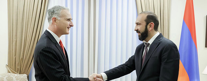 Мирзоян и Боно обсудили вопросы безопасности и разблокировки коммуникаций в регионе