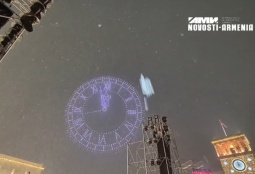 Новогоднее шоу дронов над Площадью Республики в Ереване от «Новости-Армения» (ВИДЕО)