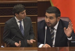 «Ձեր չափերը ճանաչե՛ք, գնացե՛ք, նստե՛ք Ձեր տեղը». ԱԺ-ում իրավիճակը լարվեց (ՎԻԴԵՈ)
