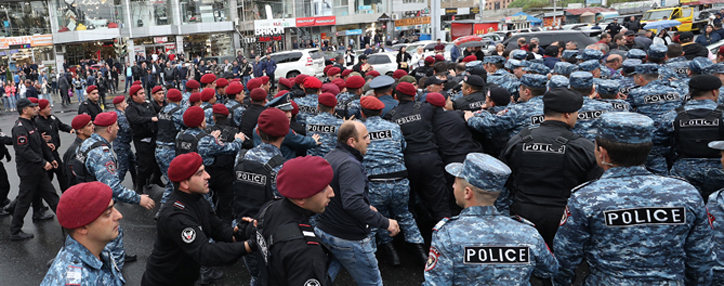 В Ереване происходят массовые задержания участников акций неповиновения, полиция применяет грубую силу