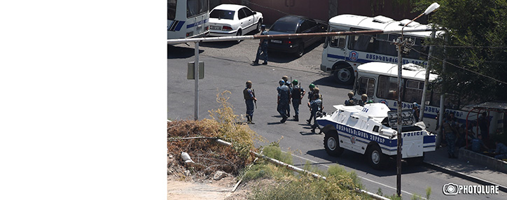 Իրավապահները հատուկ տեխնիկայի երթևեկության համար ազատում են ճանապարհը ՊՊԾ գնդի շենքի մոտակայքում