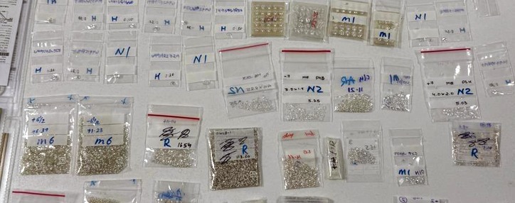 Ուղևորի ուղեբեռից հայտնաբերվել են ոսկենման մետաղից պատրաստված թևնոց, 239 հավաստագիր, ադամանդանման թափանցիկ քարերով լցված 37 տոպրակ. ՊԵԿ բացահայտումը