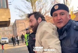 Պատարագի ժամանակ Կաթողիկոսի անունը հիշատակած ակտիվիստին բռնի ուժով հեռացրեցին եկեղեցուց (ՎԻԴԵՈ)