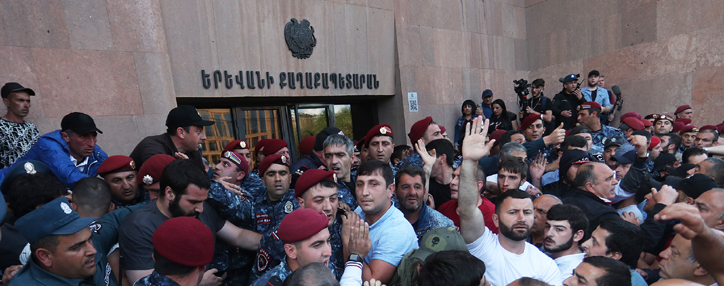 Anti-government protesters in Yerevan block municipality’s entrances