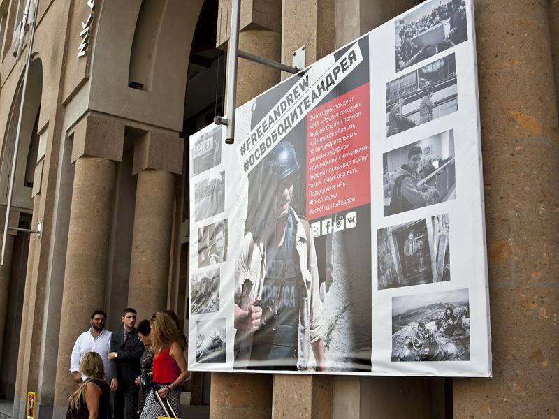 Exhibition opens in Yerevan in support of missing photoreporter Andrey Stenin-16