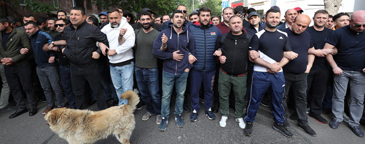 В Ереване проходят шествия с требованием отставки Пашиняна, начались задержания 