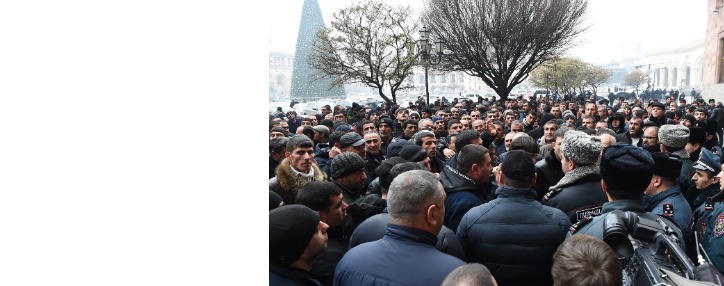 Մսավաճառներն ու անասնաբույծները կառավարության շենքի մոտ են. բողոքում են անասունների մորթի նոր պայմանների դեմ