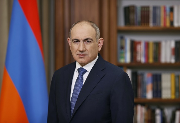 Նիկոլ Փաշինյանն ուղիղ եթերում ստորագրեց կառավարության հրաժարականը (ՎԻԴԵՈ)