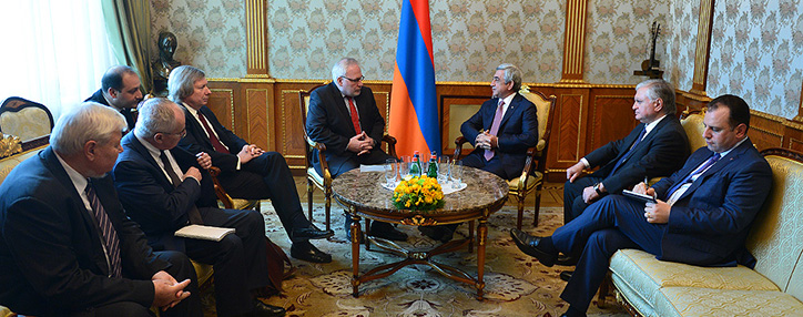 Президент Армении и посредники придают важность возобновлению переговоров по Карабаху