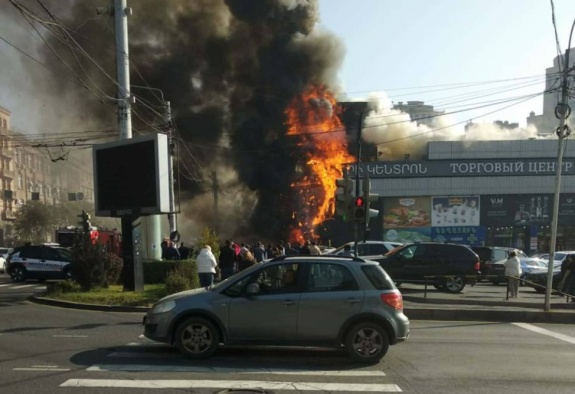 «Երևան Սիթիի» սննդի կետում խոշոր հրդեհ է բռնկվել, երկու քաղաքացի ծխահարվել է (ՎԻԴԵՈ)