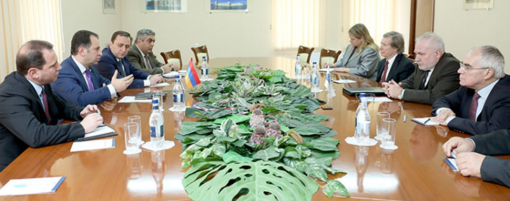 Министр обороны Армении считает важным безоговорочное соблюдение режима перемирия в Карабахе для успеха в переговорах