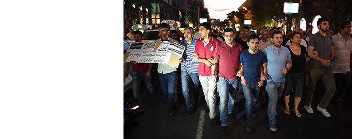 Բողոքի ակցիայի մասնակիցները երթով շարժվում են դեպի Խորենացի փողոց