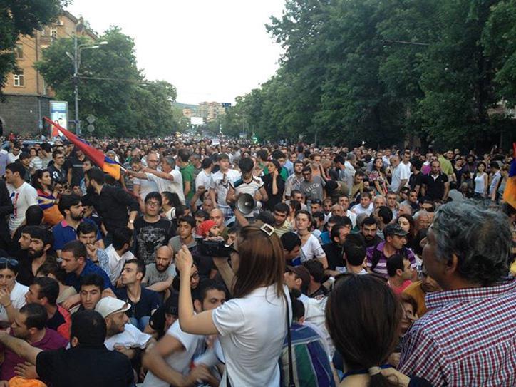 Armenian premier calls on protesters to begin dialogue with government 