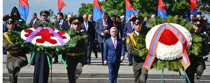 President Serzh Sargsyan visits Victory Park to lay a wreath at tribute of unknown warrior President Serzh Sargsyan visits Victory Park to lay a wreath at tribute of unknown warrior