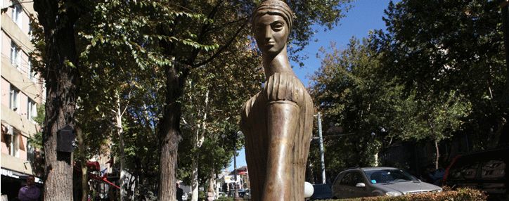 Восстановленная скульптурная композиция «Любит-не любит» вернулась в центр Еревана