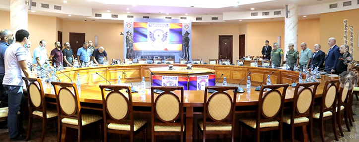 Карапетян представил родным пропавших без вести в арцахской войне ход поисков