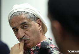 "Нам всем не хватает любви»: Симон Абгарян - o де Голле, армянской идентичности и "Казино Рояль"