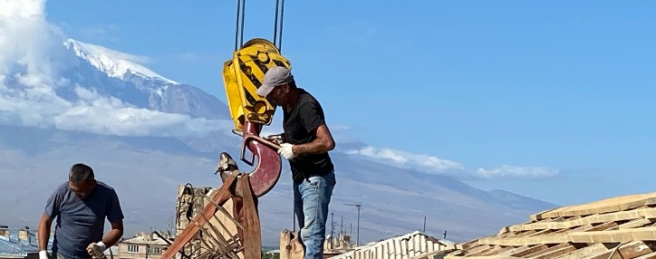 Հիմնանորոգվում են Արարատ քաղաքի 6 շենքերի տանիքներ. ծրագրի արժեքը82 միլիոն դրամ է Հիմնանորոգվում են Արարատ քաղաքի 6 շենքերի տանիքներ. ծրագրի արժեքը82 միլիոն դրամ է