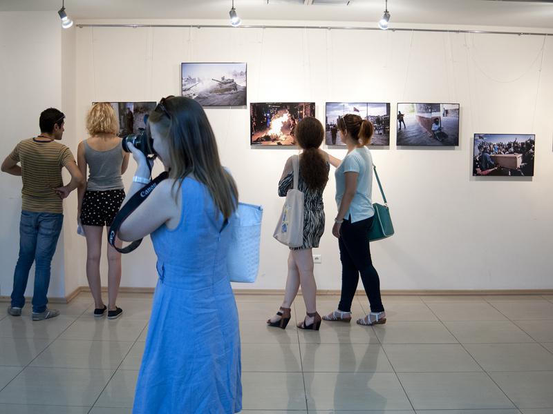 Exhibition opens in Yerevan in support of missing photoreporter Andrey Stenin-5