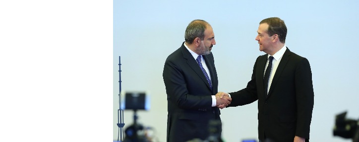 Армянский премьер поздравил Дмитрия Медведева с днем рождения 