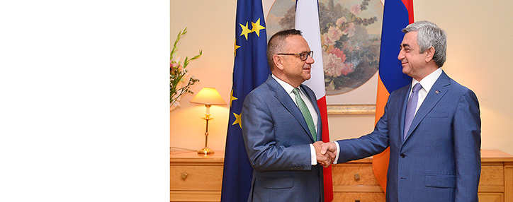 ՀՀ նախագահը Ֆրանսիայի Ազգային տոնի առթիվ այցելել է Հայաստանում Ֆրանսիայի դեսպանություն 