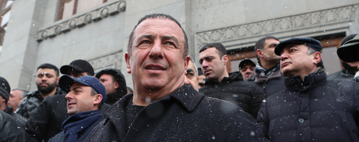 Царукян призвал заморозить проценты по кредитам граждан и повысить пенсии Царукян призвал заморозить проценты по кредитам граждан и повысить пенсии