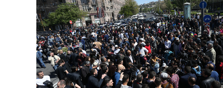 Столкновения между полицией и протестующими происходят в Ереване