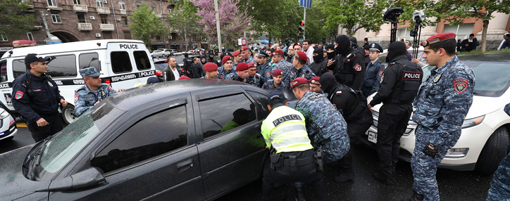 Оппозиционные активисты блокируют улицы в центре Еревана Оппозиционные активисты блокируют улицы в центре Еревана