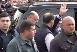 Փաշինյանը լքեց Հովհաննավանքը՝ չպատասխանելով ԶԼՄ-երի հարցերին