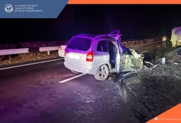 Грузовик врезался в легковой автомобиль в Армении, есть погибший