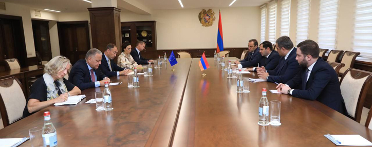 Պաշտպանության նախարարը ԵՄ հատուկ ներկայացուցչի հետ քննարկել է հայ-ադրբեջանական սահմաններին տիրող իրադրությանն առնչվող հարցեր