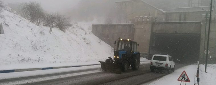 Спасатели в Армении освободили из снежного плена более десятка автомобилей