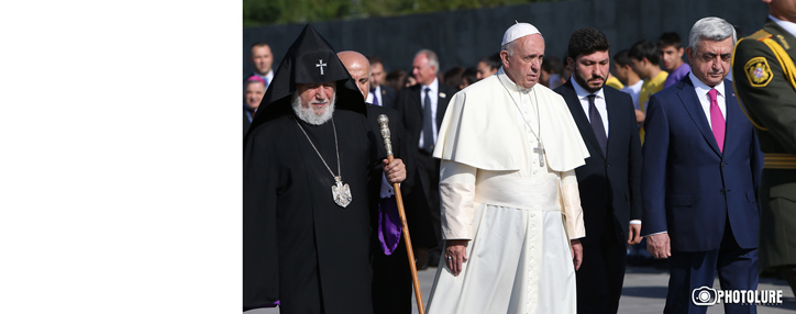 Папа Римский посетил в Ереване Мемориальный комплекс жертв Геноцида армян "Цицернакаберд"