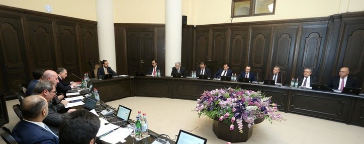 Авинян провел заседание комендатуры - первое после введения чрезвычайного положения