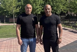 Артур Абрахам показал фото с Майком Тайсоном в одном из парков Еревана 
