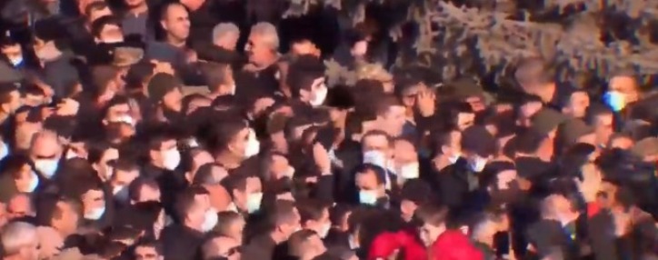 Произошли столкновения между полицией и протестующими против посещения "Ераблура" родными погибших военнослужащих (ВИДЕО)