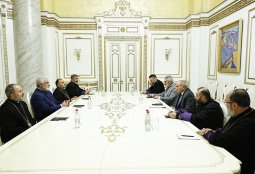 Пашинян провел встречу с группой епископов ААЦ